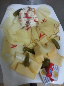 Assiette de fromages d'alpages du Valais et terrine de sérac de l'alpage de Flore